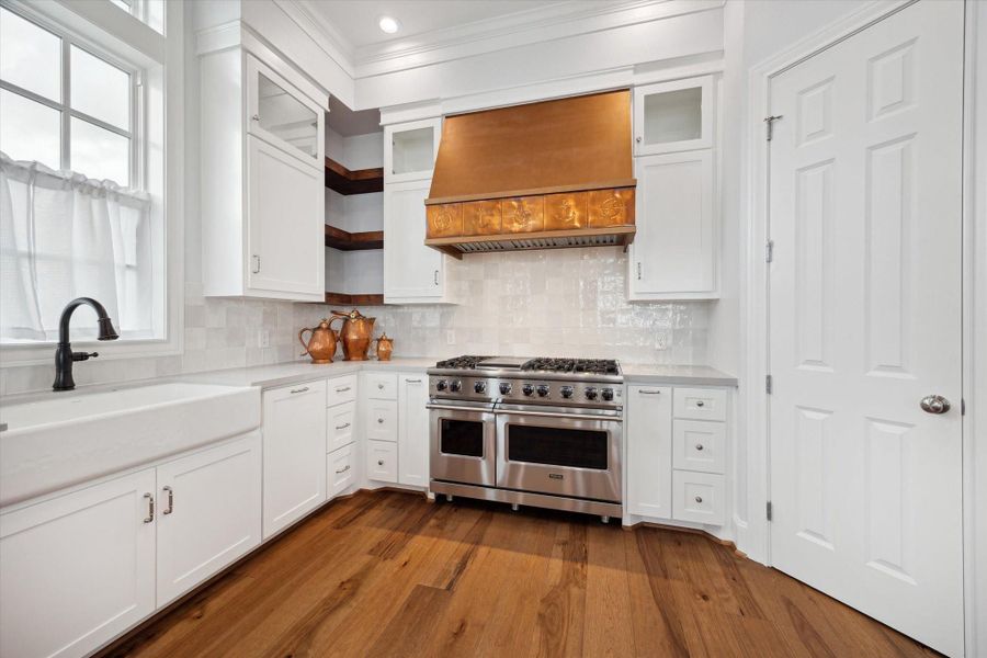 Beautiful kitchen with custom cabinetry. Plenty of storage with designer finishes. Beautiful kitchen with custom cabinetry. Plenty of storage with designer finishes.