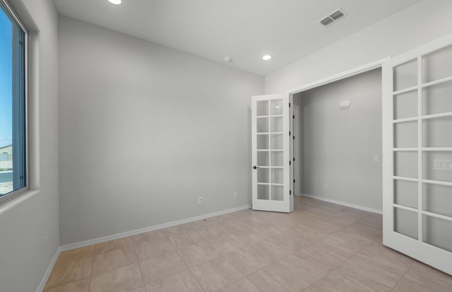 Spacious, unfurnished interior of a new home in Sun City Anthem at Merrill Ranch, Florence (Image 27).