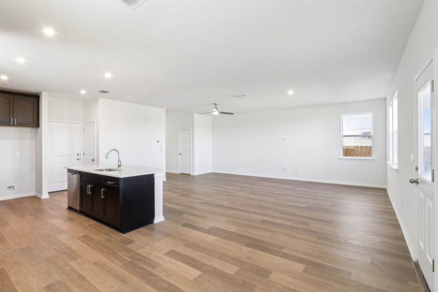 Spacious, unfurnished interior of a new home in Porter Country, Buda (Image 19).