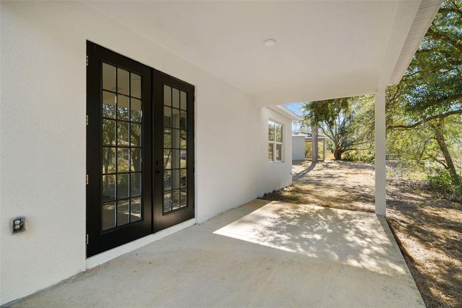 Exterior details and patio area of a home in , Citrus Springs (Image 29).
