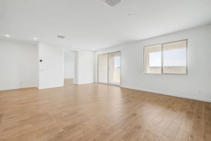 Spacious, unfurnished interior of a new home in White Tank Vistas, Waddell (Image 6).