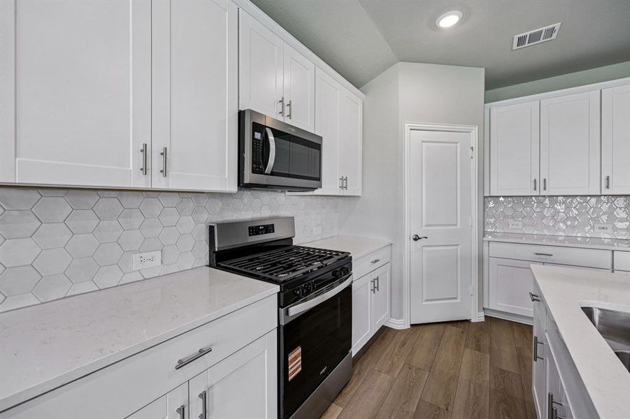 Photo is not of the actual home, but is an inspirational photo of builder’s model home and may depict options, furnishings, and/or decorator features that are not included. Photo is not of the actual home, but is an inspirational photo of builder’s model home and may depict options, furnishings, and/or decorator features that are not included.