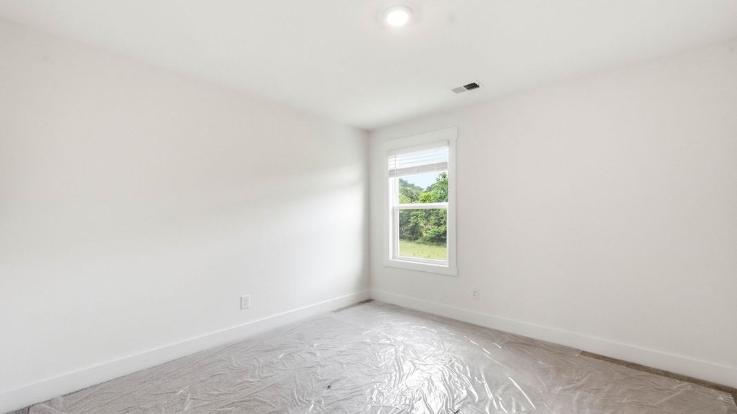 Spacious, unfurnished interior of a new home in Fieldcrest Acres, Blountville (Image 25).