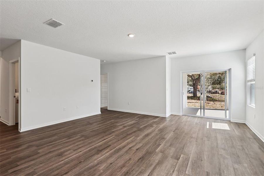 Spacious, unfurnished interior of a new home in Hamilton Bluff, Haines City (Image 17).