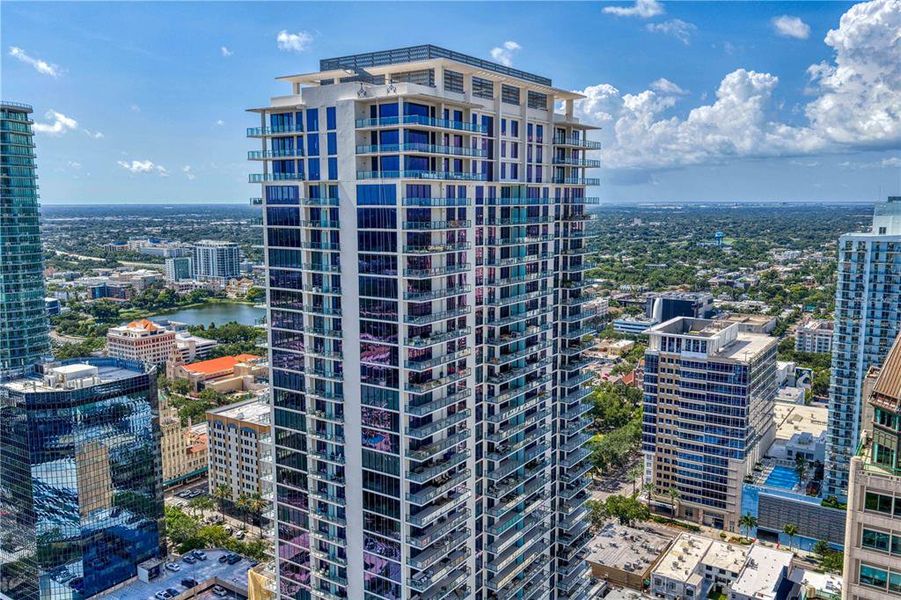 Condo located in St. Petersburg, FL showcasing its design and architecture (Image 29).