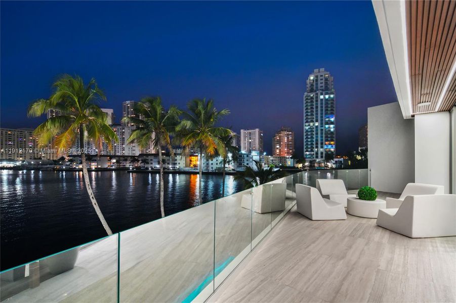 Condo located in Hallandale Beach, FL showcasing its design and architecture (Image 29).
