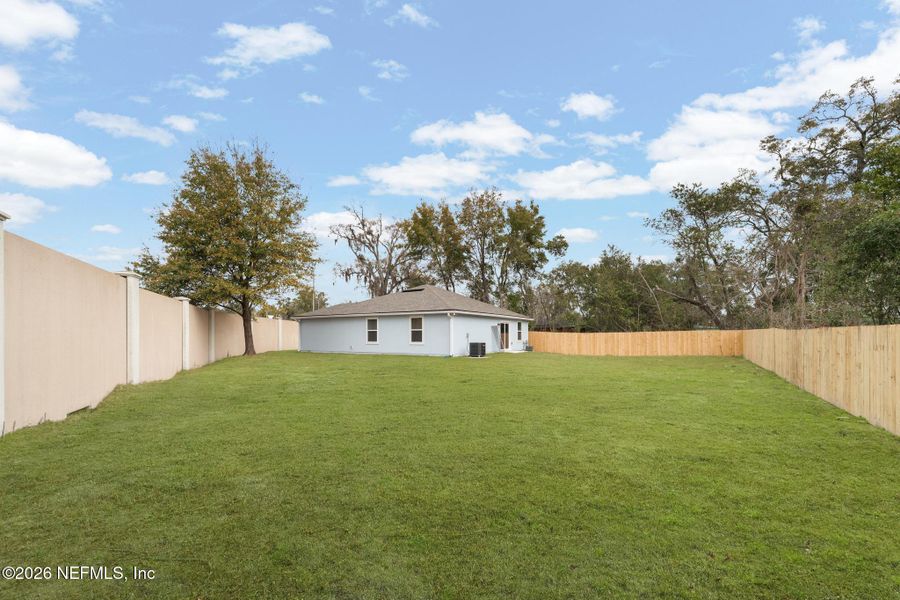 Exterior details and patio area of a home in , Jacksonville (Image 4).