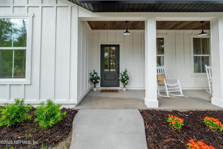Exterior details and patio area of a home in , Starke (Image 4).