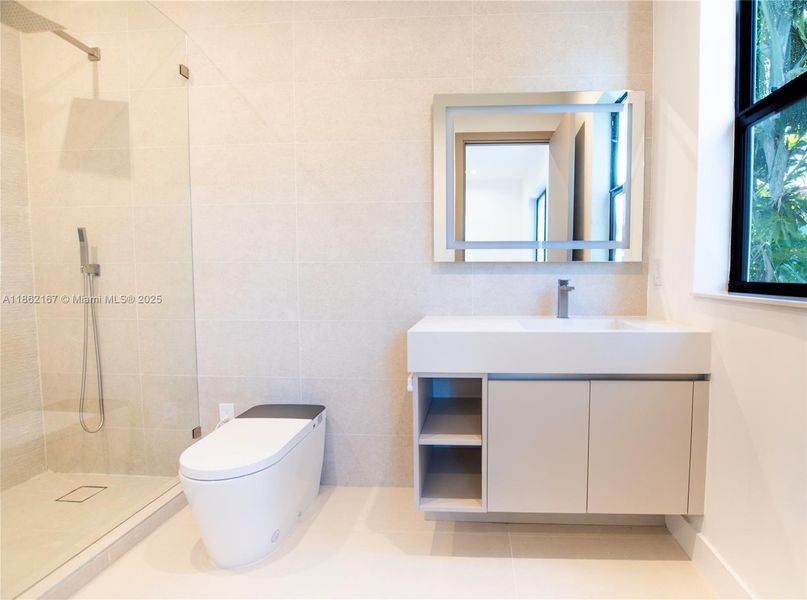 Furnished interior view inside a new home in , Fort Lauderdale (Image 10).