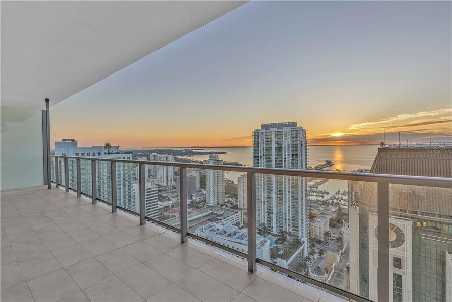 Condo located in St. Petersburg, FL showcasing its design and architecture (Image 41).