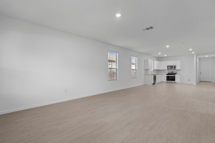 Spacious, unfurnished interior of a new home in Mavera, Conroe (Image 12).