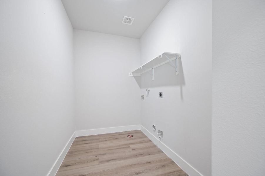 Spacious, unfurnished interior of a new home in Metro Village, Houston (Image 20).