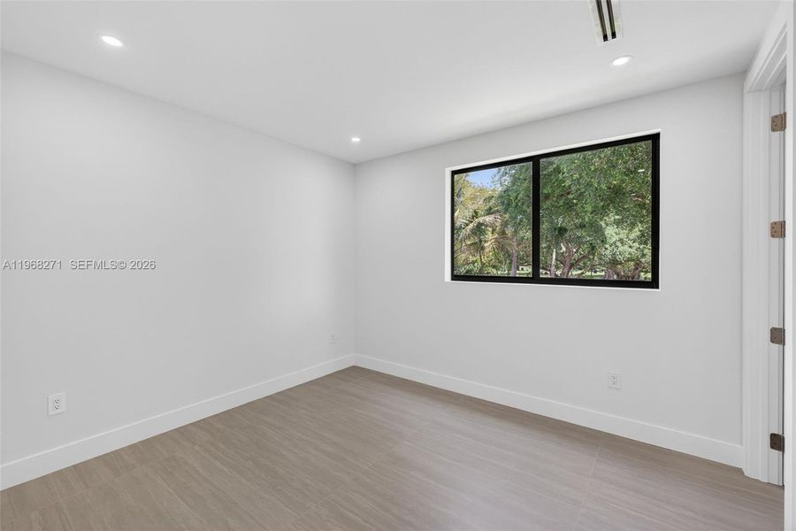 Spacious, unfurnished interior of a new home in , Fort Lauderdale (Image 27).