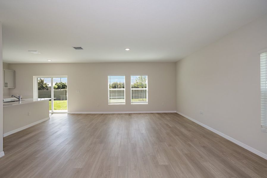 Spacious, unfurnished interior of a new home in Scenic Terrace, Haines City (Image 11).