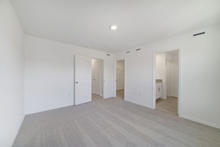 Spacious, unfurnished interior of a new home in Aulin Square, Oviedo (Image 22).