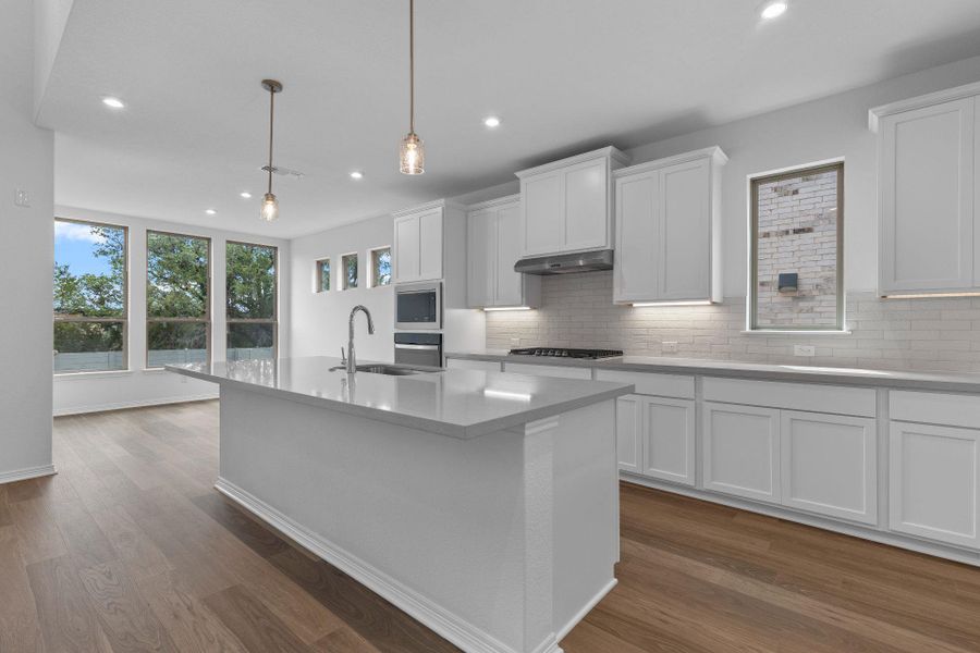 Large Center Island in Kitchen Large Center Island in Kitchen