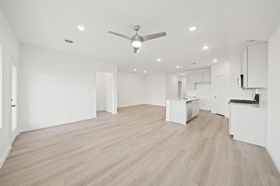 Spacious, unfurnished interior of a new home in Sunterra Lakes, Brookshire (Image 19).