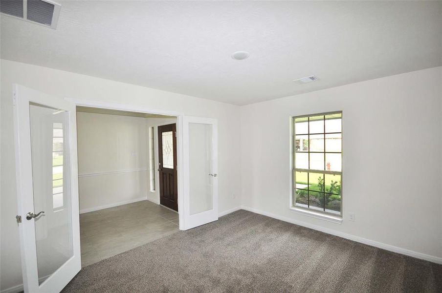 Study or guest bedroom of the foyer.