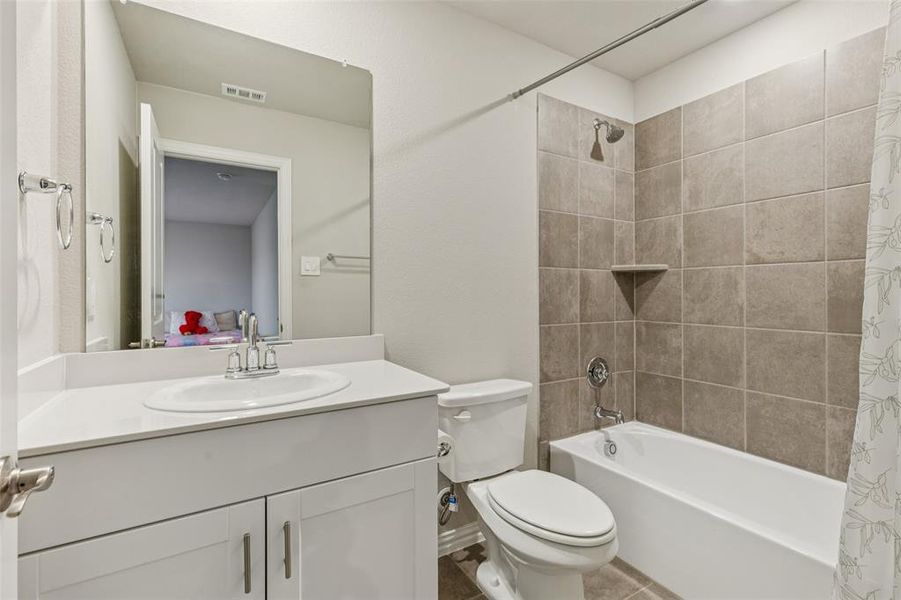 Furnished interior view inside a new home in Wolf Creek Farms - Signature Series, Melissa (Image 25).