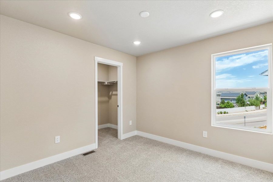 Spacious, unfurnished interior of a new home in Aspen Meadows, Colorado Springs (Image 36).