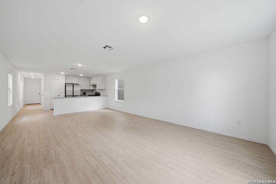 Spacious, unfurnished interior of a new home in Aston Park, San Antonio (Image 17).