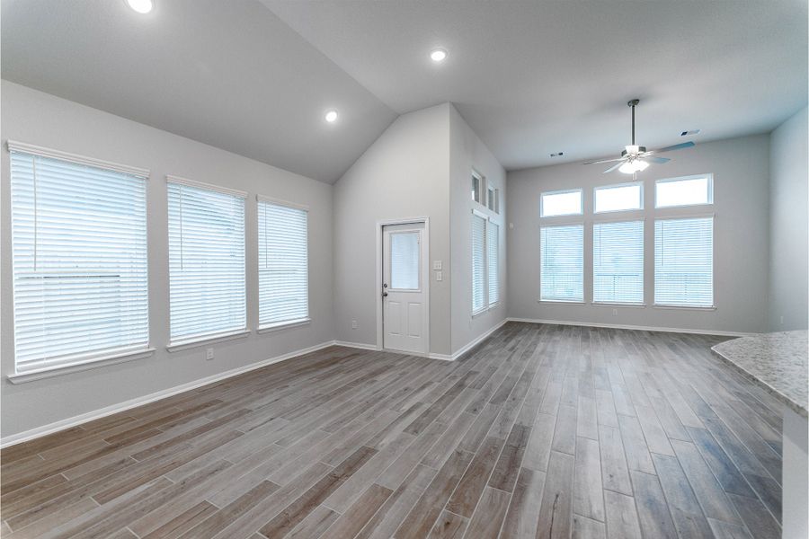 Spacious, unfurnished interior of a new home in Canterra Creek, Rosharon (Image 18).
