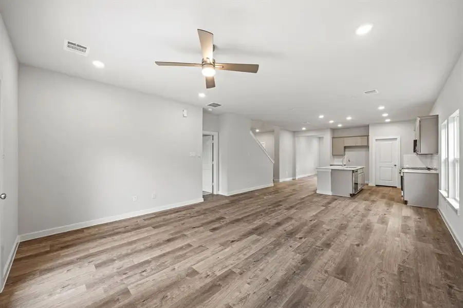 Spacious, unfurnished interior of a new home in Summerwood Estates, Red Oak (Image 10).