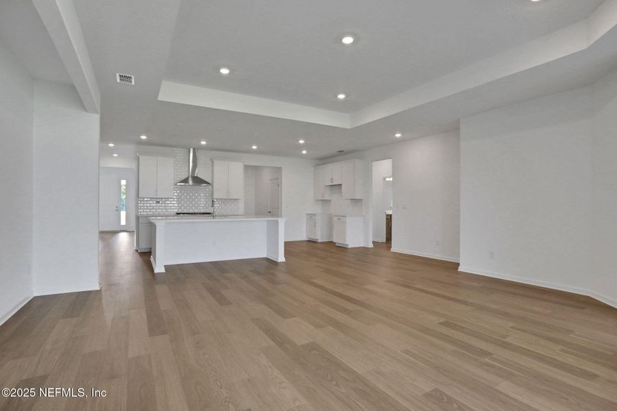 Spacious, unfurnished interior of a new home in Jennings Farm, Middleburg (Image 22).