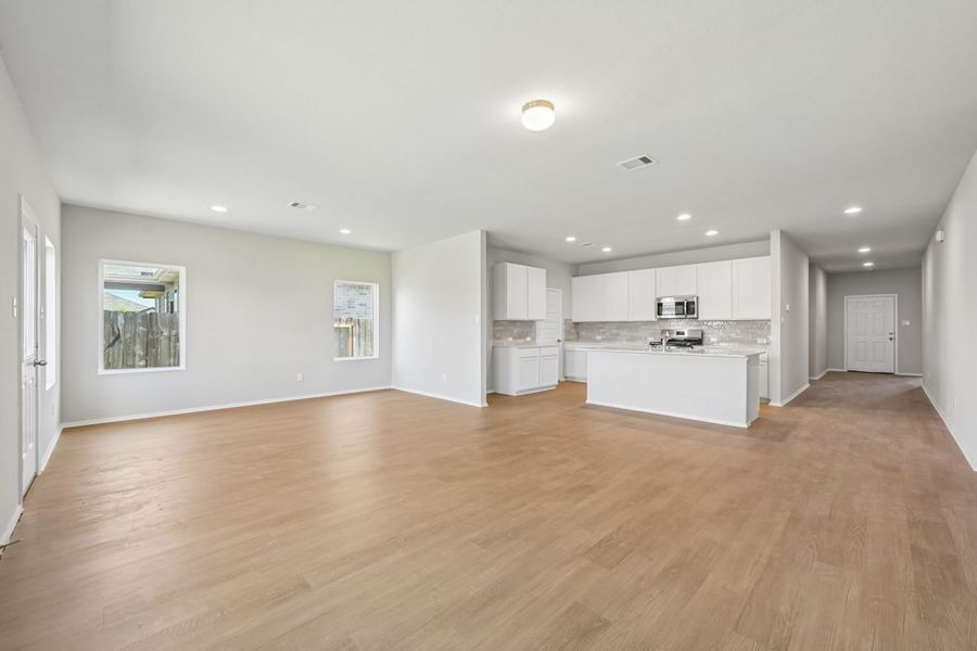 Spacious, unfurnished interior of a new home in Harrington Trails, New Caney (Image 13).