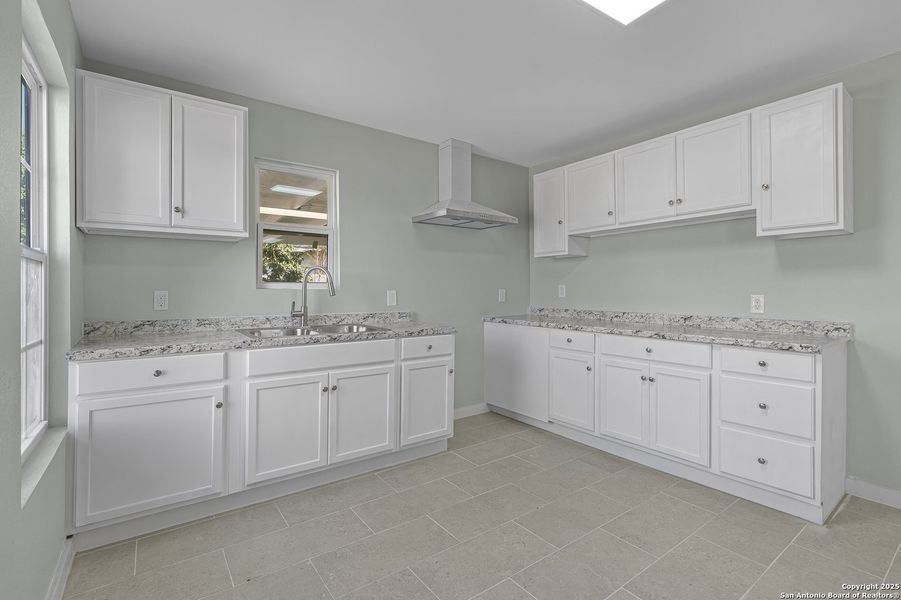 Furnished interior view inside a new home in , Laredo (Image 5).