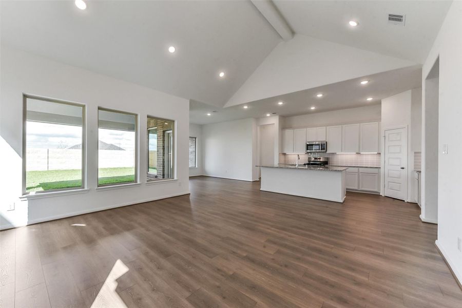 Spacious, unfurnished interior of a new home in River Ranch Meadows, Dayton (Image 17).