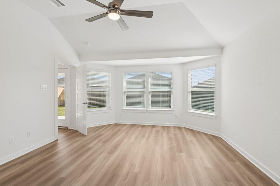 Spacious, unfurnished interior of a new home in Miller's Pond, Rosenberg (Image 16).