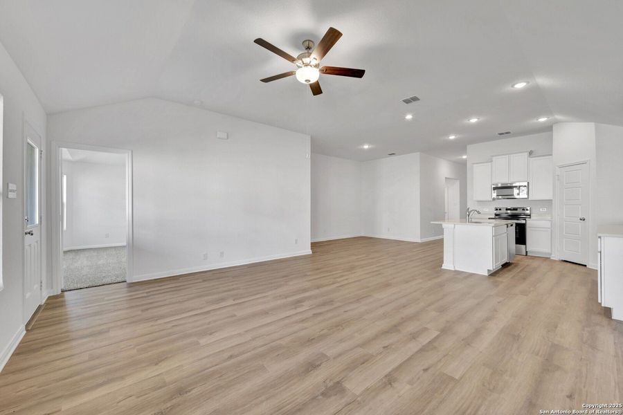 Spacious, unfurnished interior of a new home in Greenspoint Heights, Seguin (Image 28).