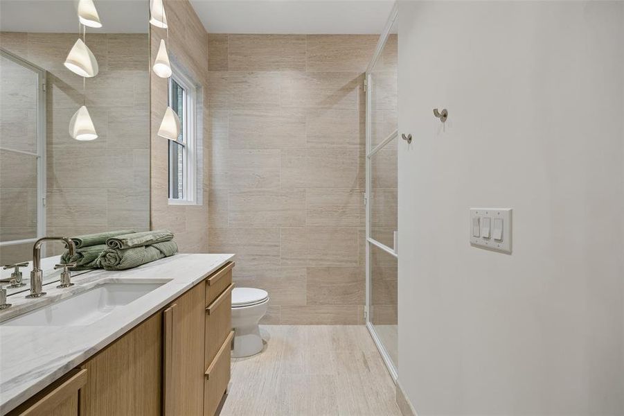 Furnished interior view inside a new home in , Dallas (Image 31).