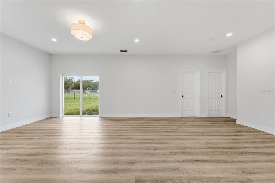 Spacious, unfurnished interior of a new home in , Leesburg (Image 13).
