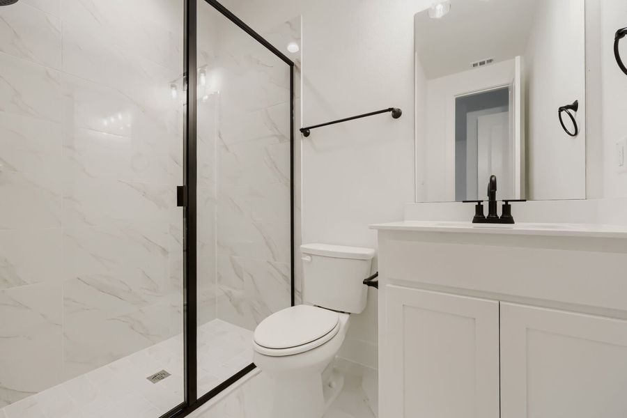1813 Flowerfield - Full Bathroom