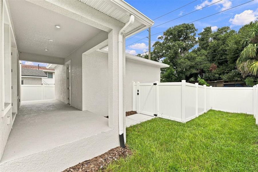 Exterior details and patio area of a home in , St. Petersburg (Image 29).