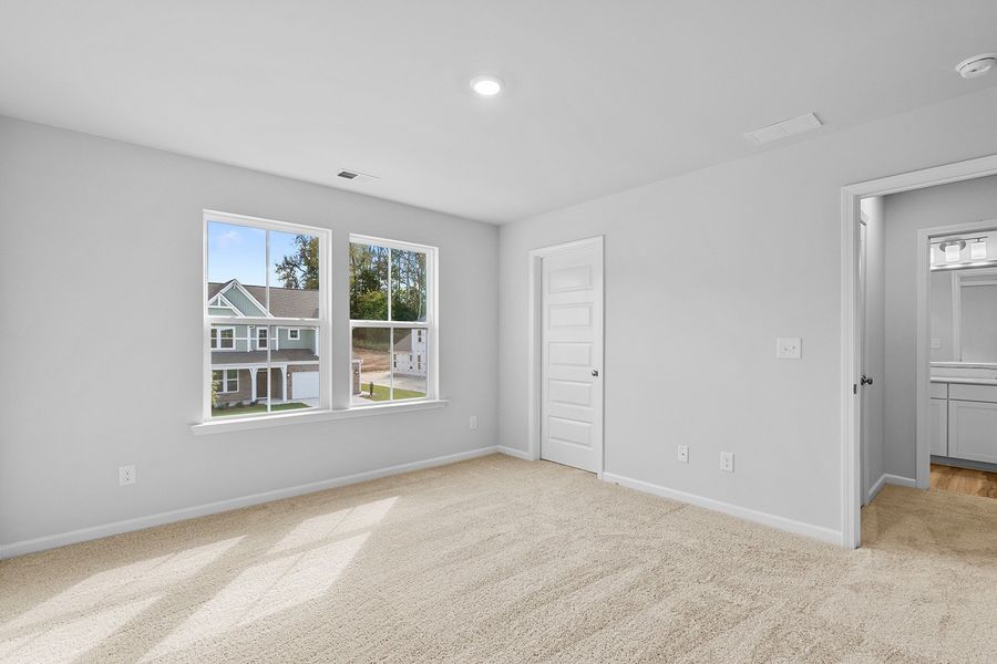 Spacious, unfurnished interior of a new home in Fieldstone, Lexington (Image 39).