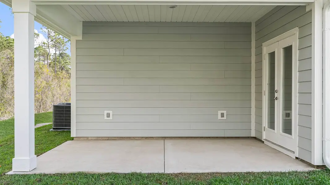 Exterior details and patio area of a home in Titus Park, Panama City (Image 4).