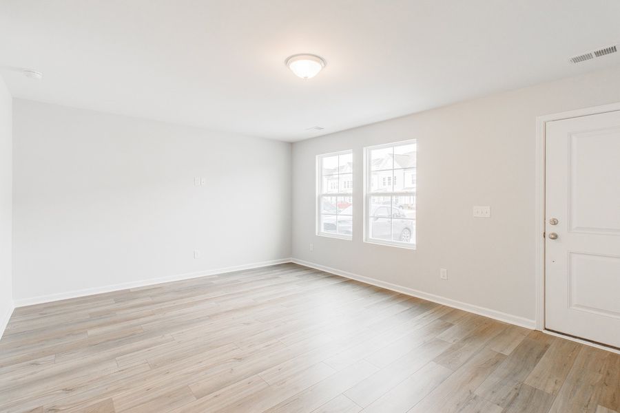 Spacious, unfurnished interior of a new home in Astoria, Columbia (Image 13).