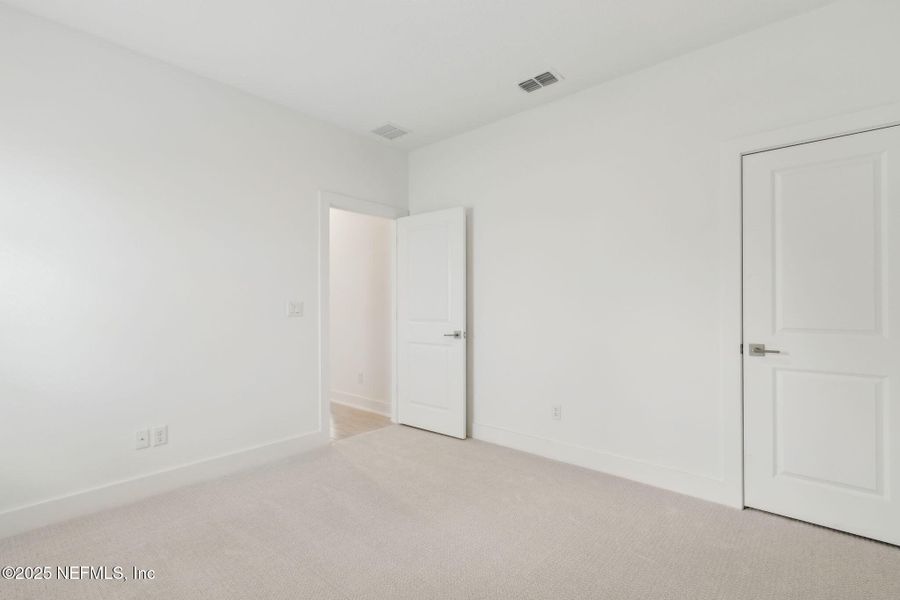 Spacious, unfurnished interior of a new home in Pirates Bluff, Yulee (Image 25).