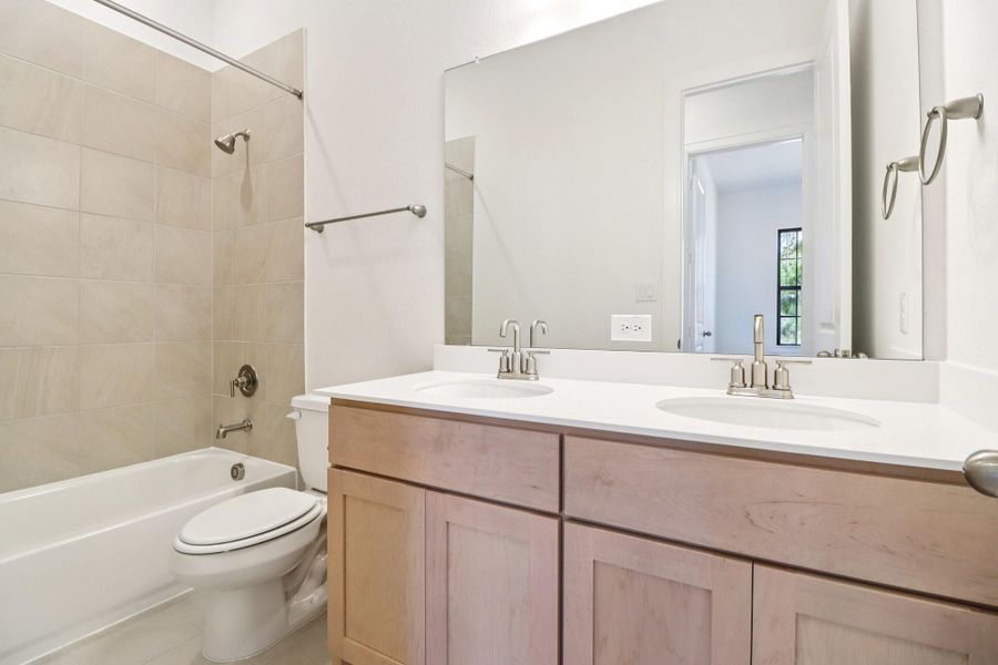 Furnished interior view inside a new home in Evergreen 60', Conroe (Image 15).