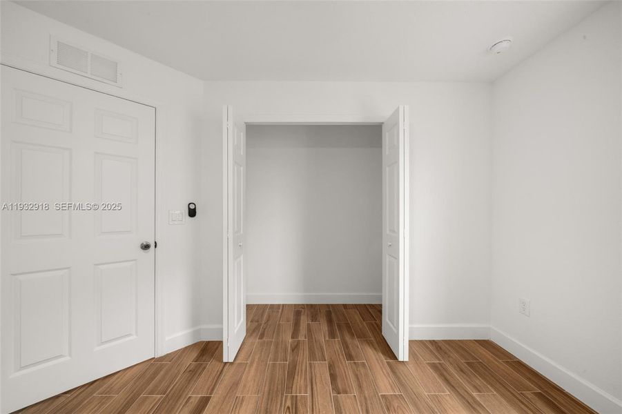 Spacious, unfurnished interior of a new home in , Sebring (Image 21).