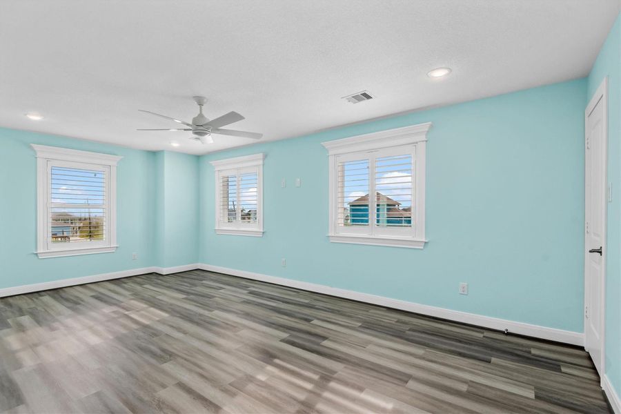 Spacious, unfurnished interior of a new home in , Galveston (Image 28).