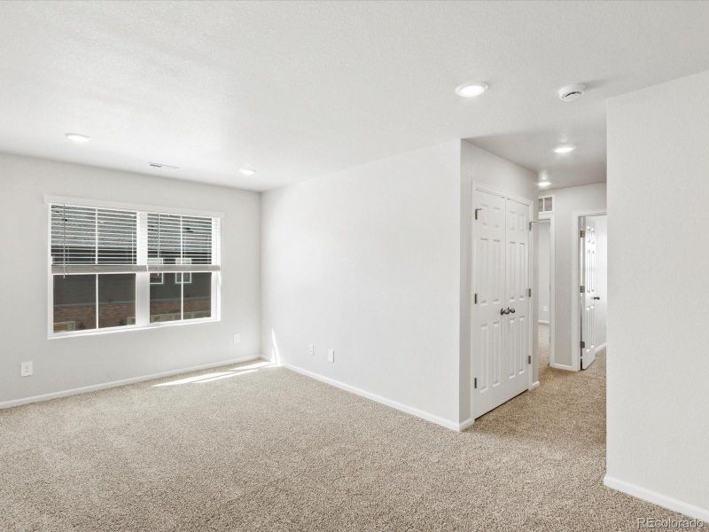 Spacious, unfurnished interior of a new home in Skyview at High Point, Aurora (Image 29).