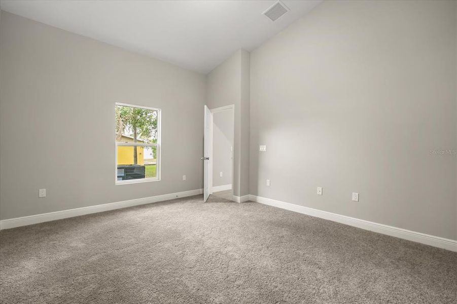 Spacious, unfurnished interior of a new home in , Lake Alfred (Image 16).
