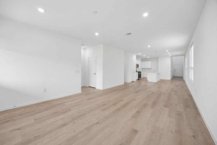 Spacious, unfurnished interior of a new home in Mavera, Conroe (Image 21).