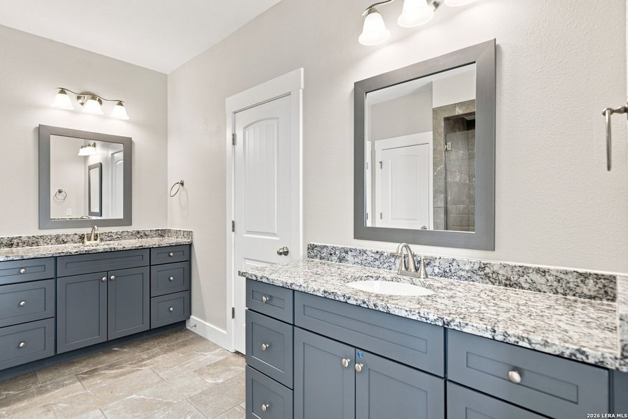 Furnished interior view inside a new home in Las Palomas Country Club Estates, La Vernia (Image 33).