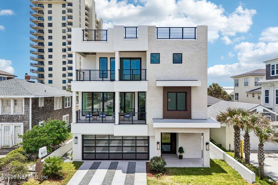 Condo located in Jacksonville Beach, FL showcasing its design and architecture (Image 4).