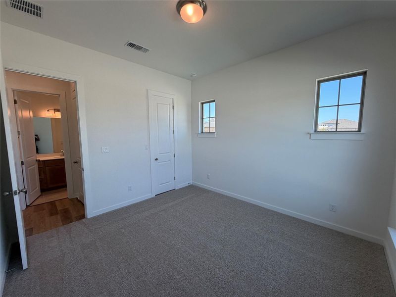 Spacious, unfurnished interior of a new home in Lariat, Liberty Hill (Image 27).